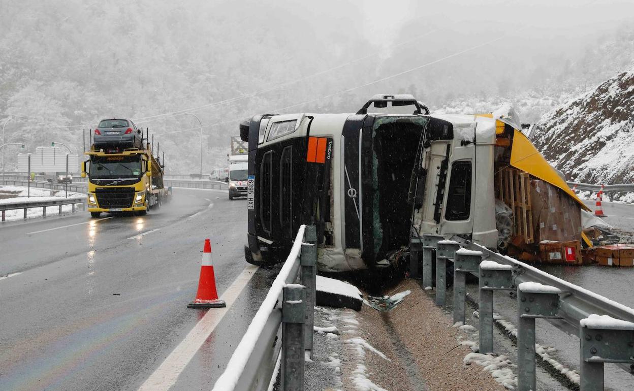 Estado en el que quedo el camión tras el accidente. 