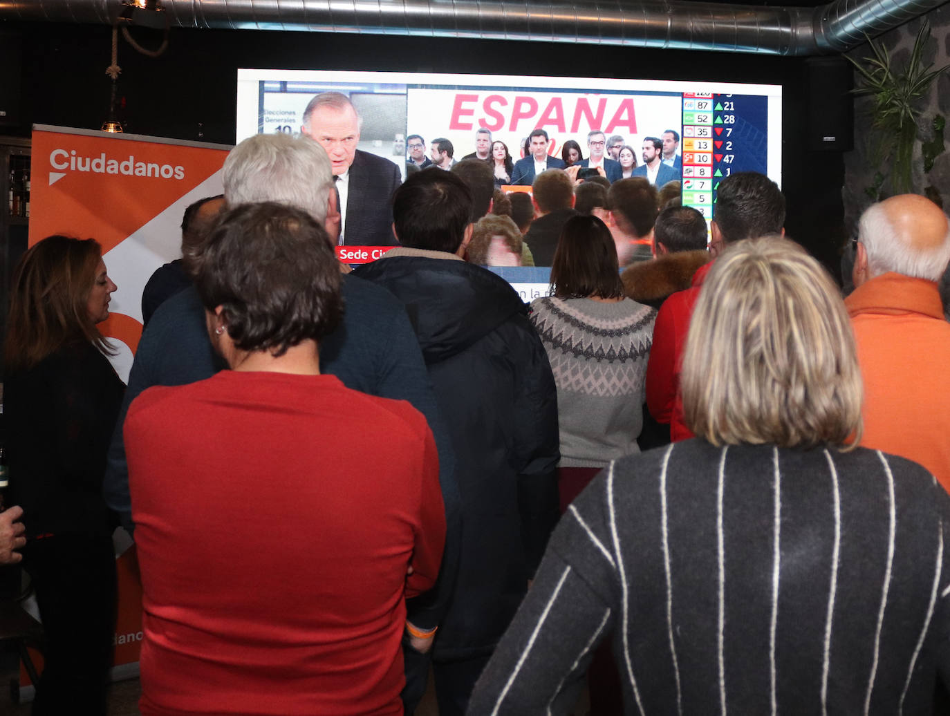 Fotos: Así siguen los partidos burgaleses el escrutinio de votos