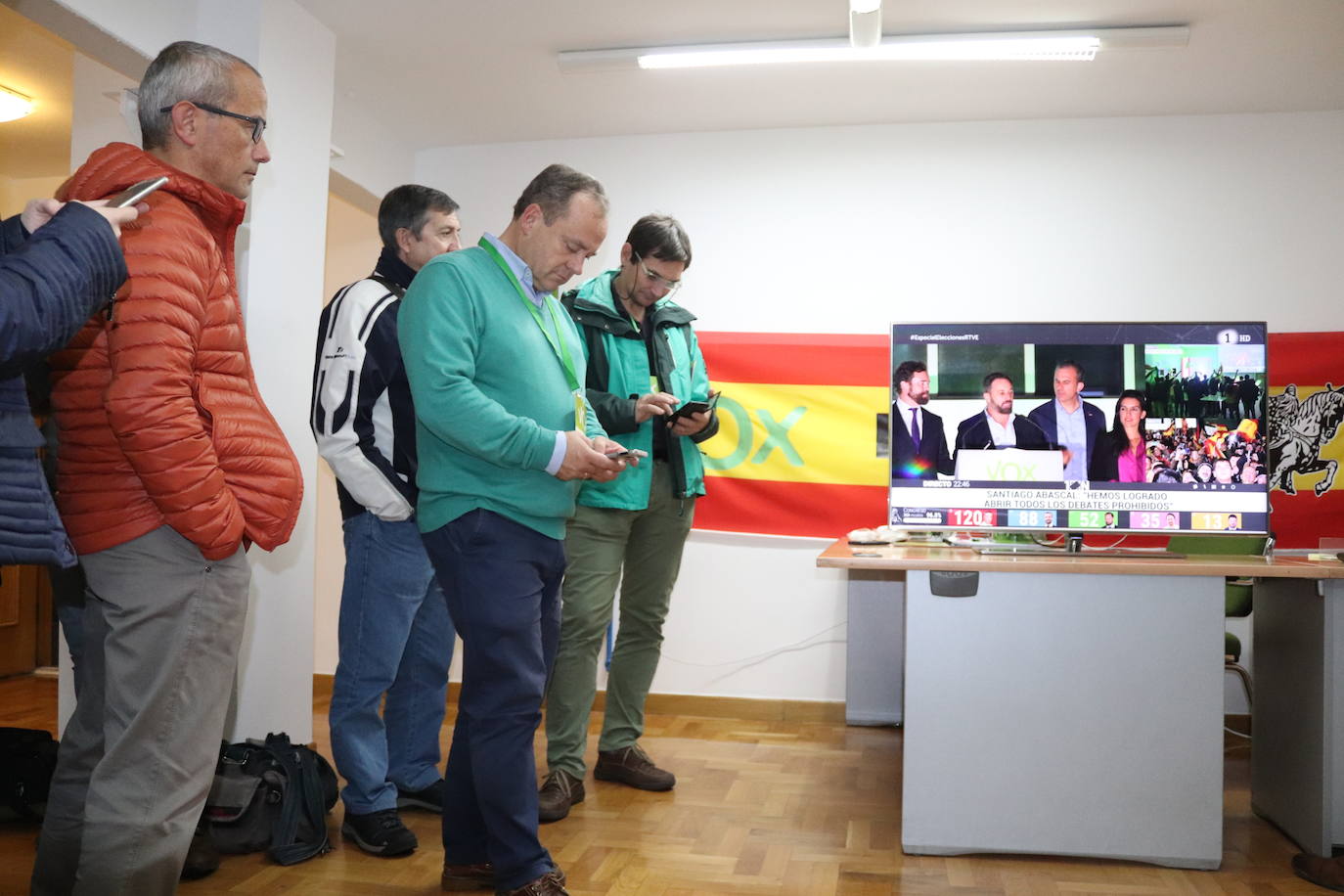 Fotos: Así siguen los partidos burgaleses el escrutinio de votos