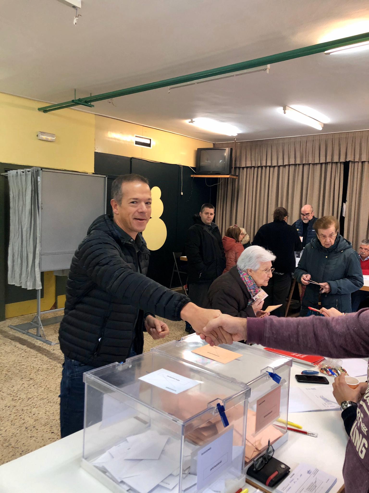 El socialista Ander Gil vota el pasado domingo en Villasana de Mena.