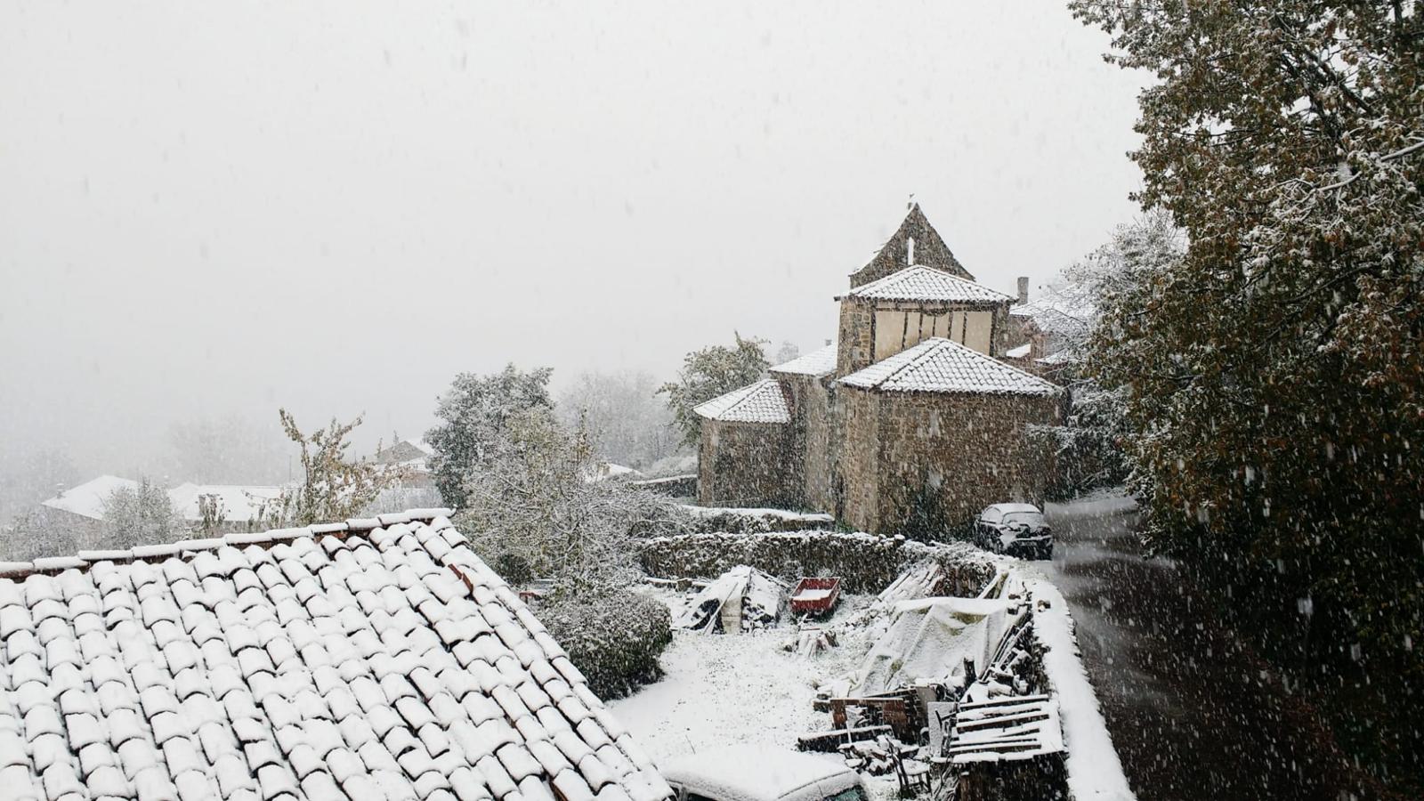 Fotos: La nieve hace acto de presencia en Burgos