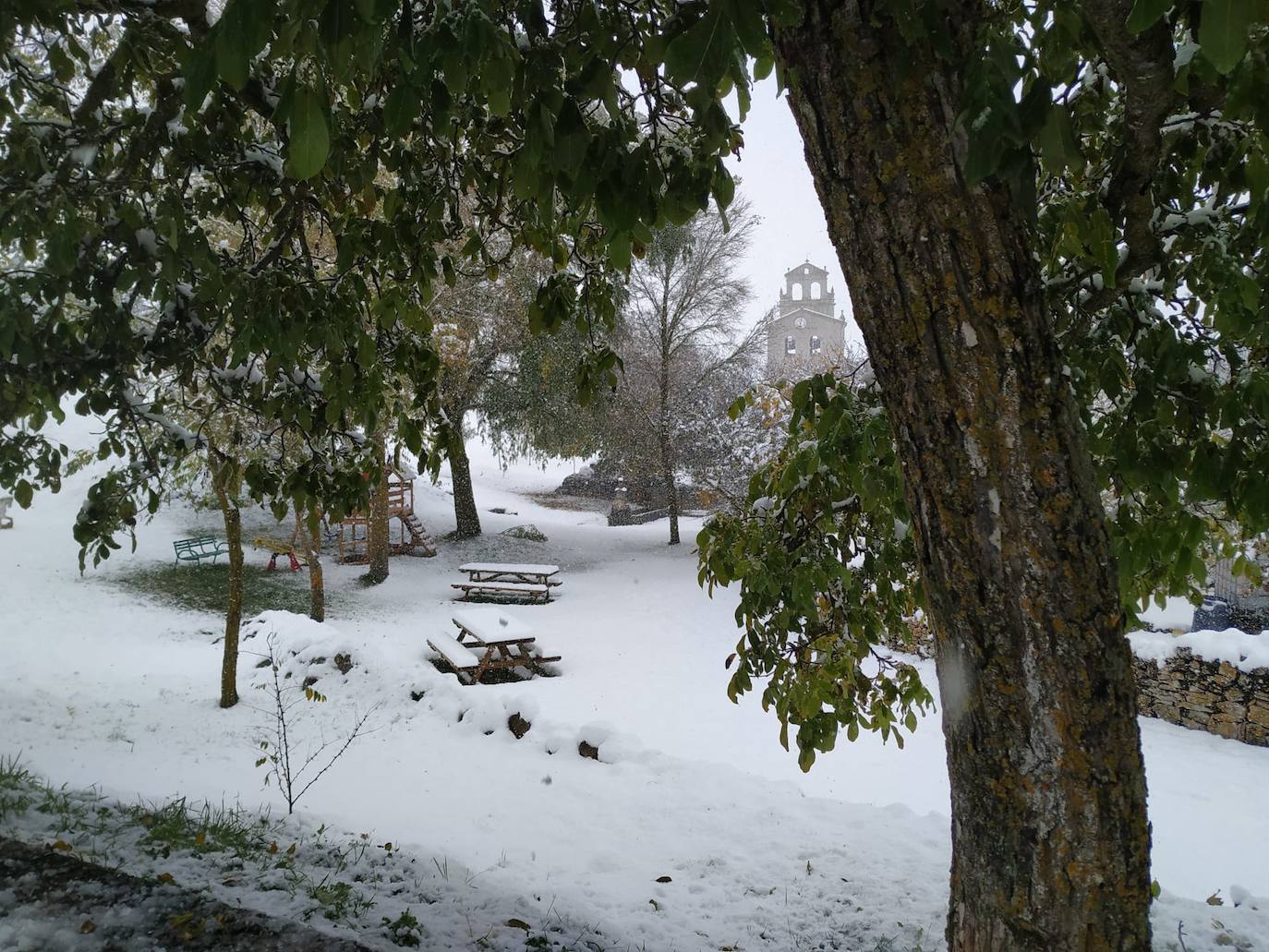 Fotos: La nieve hace acto de presencia en Burgos