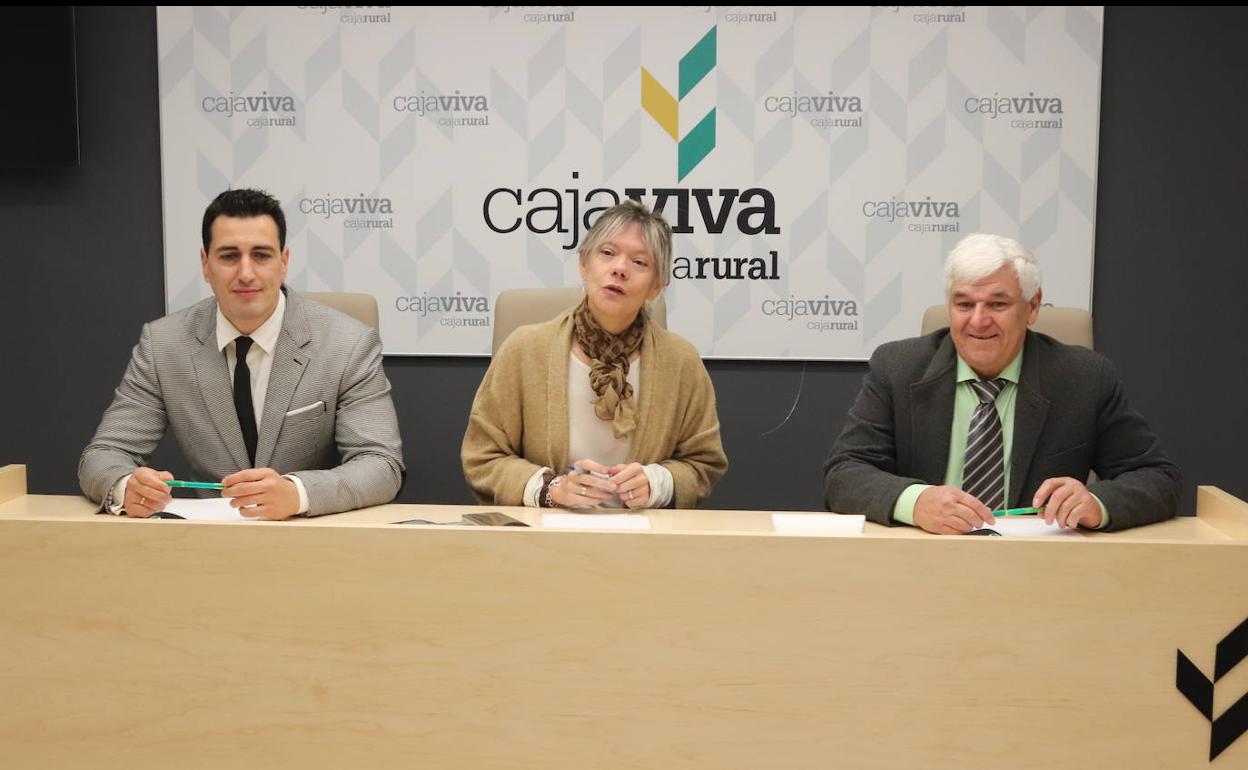 Óscar Bustos, presidente de la Asociación Española Conectados sin Barreras, Mercedes Rodríguez, responsable de comunicación de Cajaviva Caja Rural y Chema Ferreces, alumno