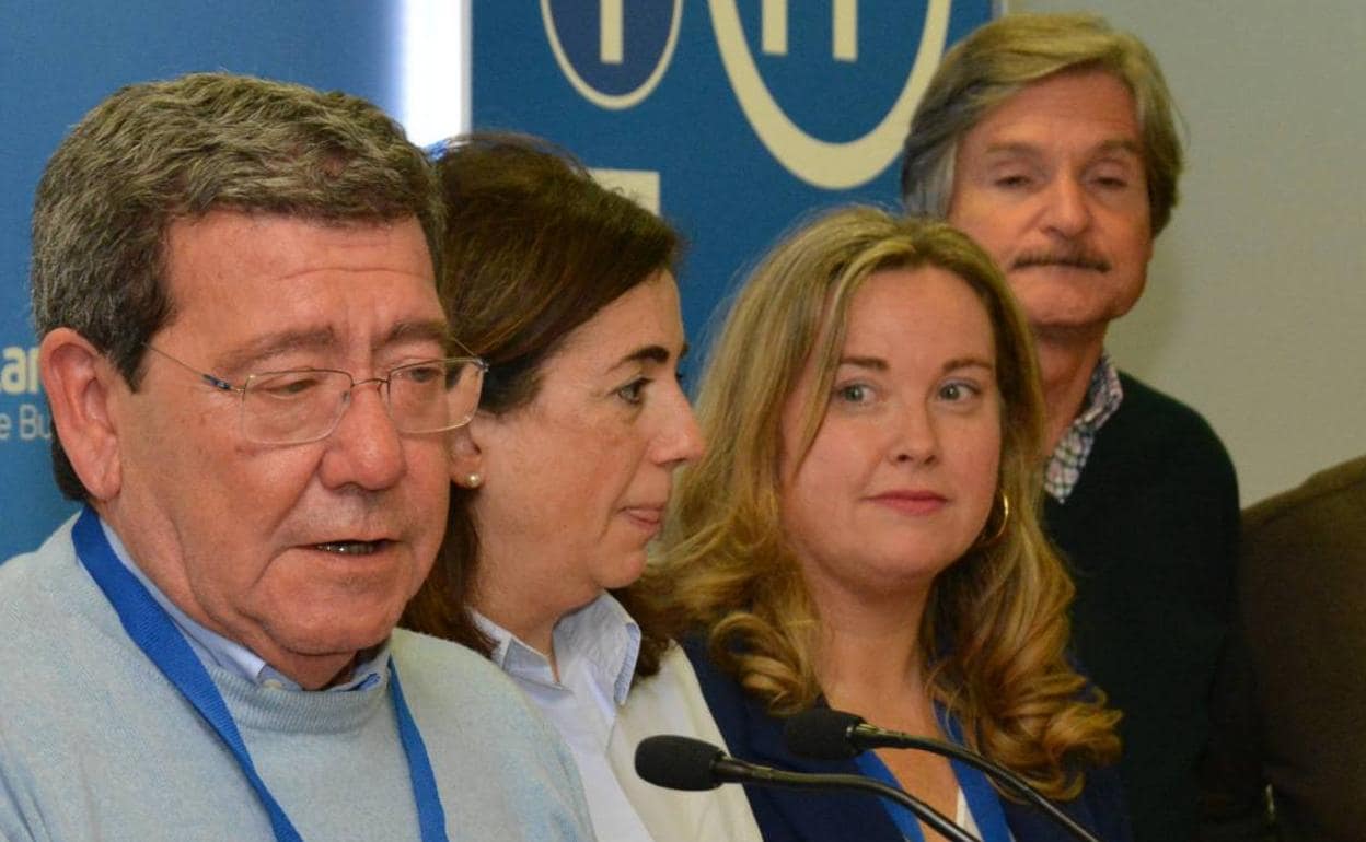 Cristina Ayala junto a los diputados Sandra Moneo y Jaime Mateu y al presidente del PP de Burgos, César Rico