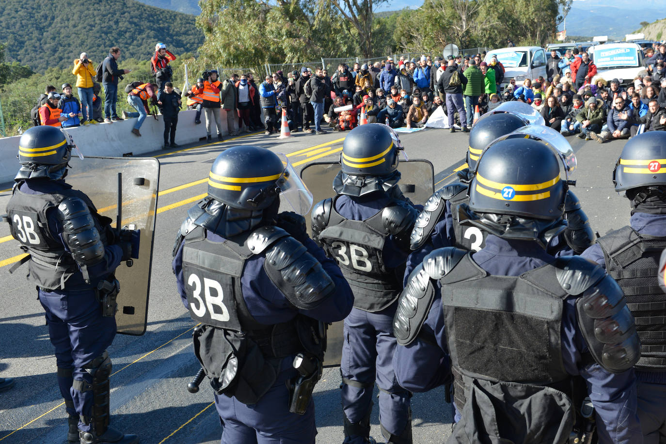 Efectivos antidisturbios de los Mossos, este lunes en la AP-7 ante la protesta de Tsunami Democràtic.