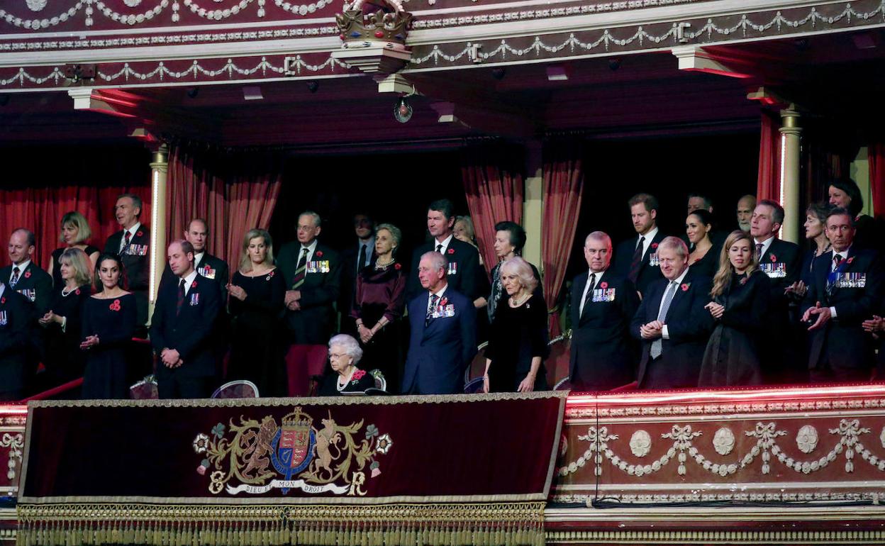 Los duques de Cambridge, a la derecha de la reina Isabel en el Royal Albert Hall; a su izquierda y en segunda fila, los de Sussex. 