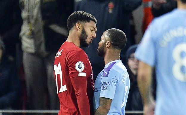 Joe Gomez ( Liverpool) y Raheem Sterling (Manchester City) durante el partido de Premier League en Anfield