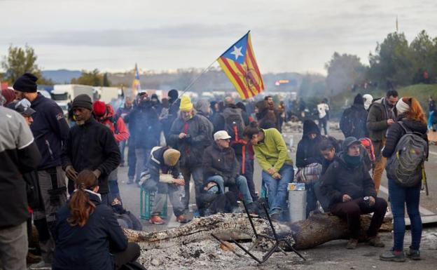 Imagen principal - Imágenes tomada esta mañana en la AP-7. 