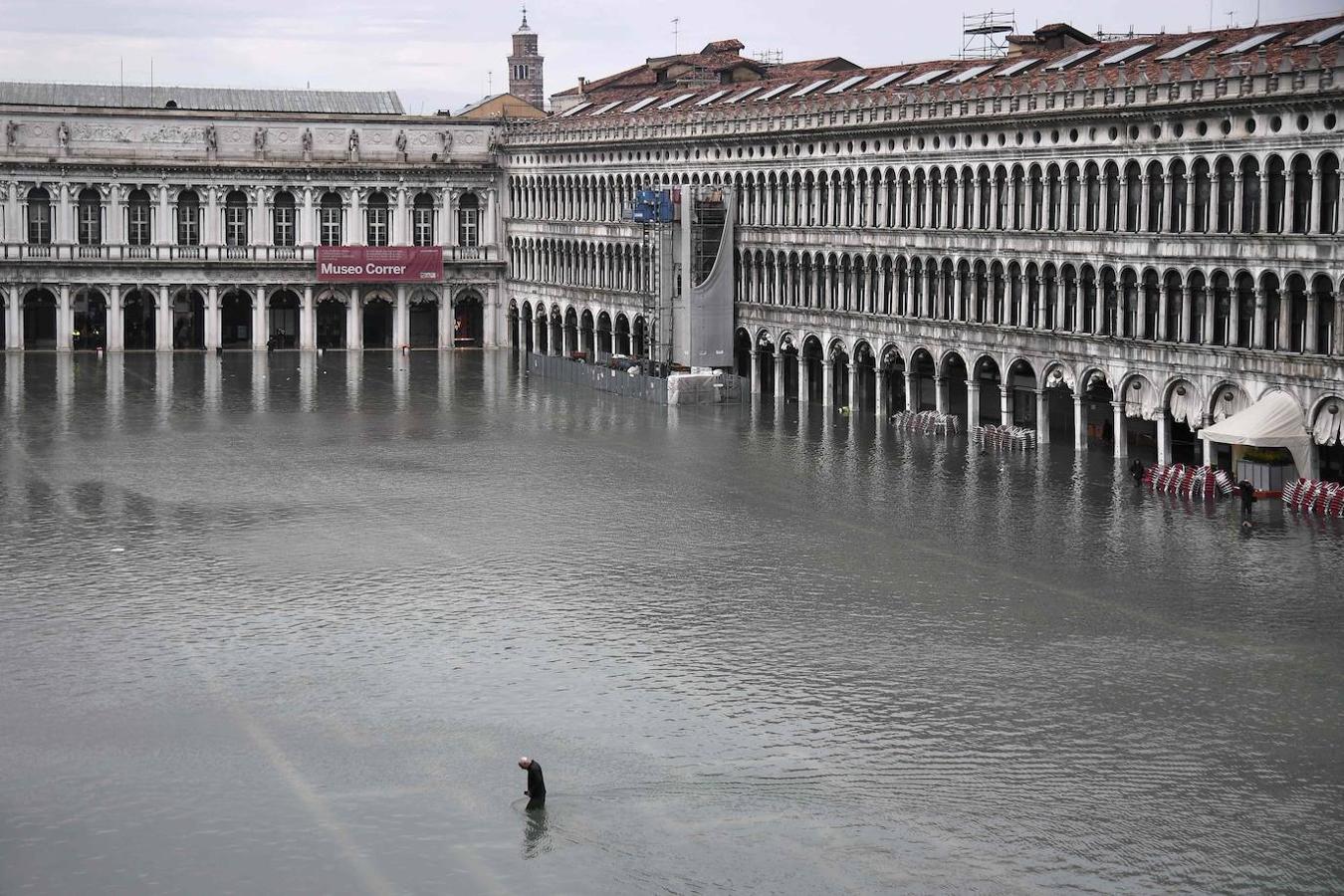 Una vista general muestra el Palacio Ducal (i) con vistas a la Plaza de San Marcos inundada, la estatua de bronce alada del León de San Marcos, las góndolas y la laguna veneciana.