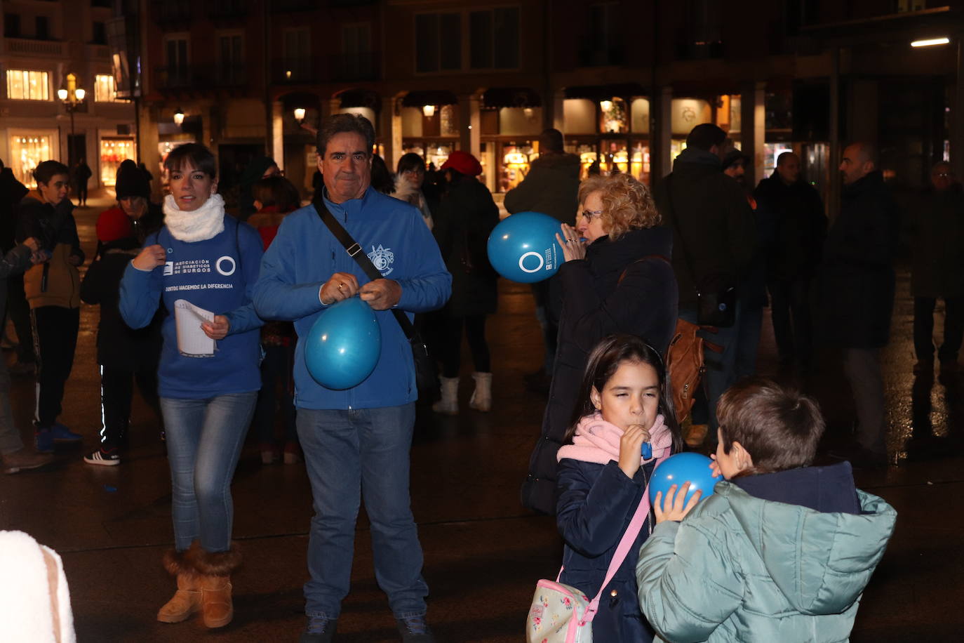 Decenas de personas se congregan en la Plaza Mayor para visibilizar una enfermedad que padecen 40.000 burgaleses.