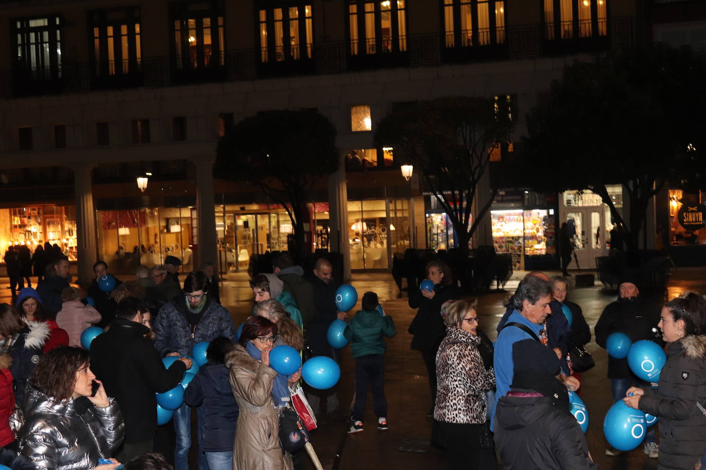 Decenas de personas se congregan en la Plaza Mayor para visibilizar una enfermedad que padecen 40.000 burgaleses.