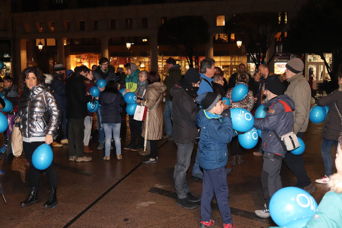 Decenas de personas se congregan en la Plaza Mayor para visibilizar una enfermedad que padecen 40.000 burgaleses.