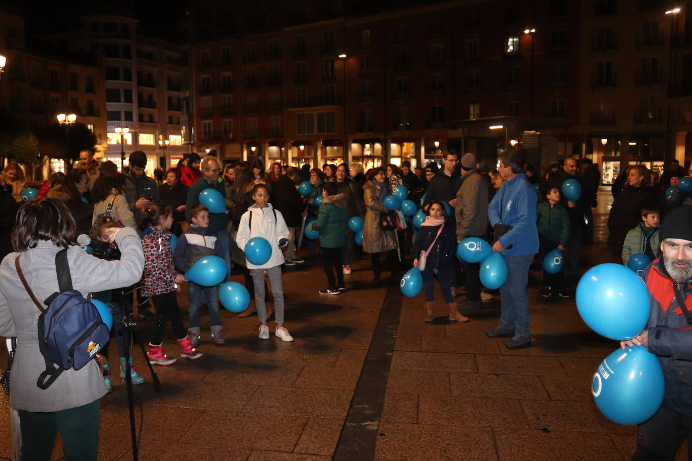 Decenas de personas se congregan en la Plaza Mayor para visibilizar una enfermedad que padecen 40.000 burgaleses.