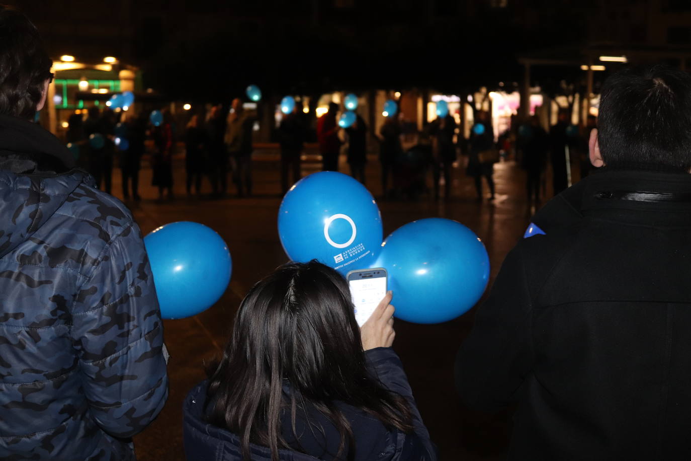 Decenas de personas se congregan en la Plaza Mayor para visibilizar una enfermedad que padecen 40.000 burgaleses.