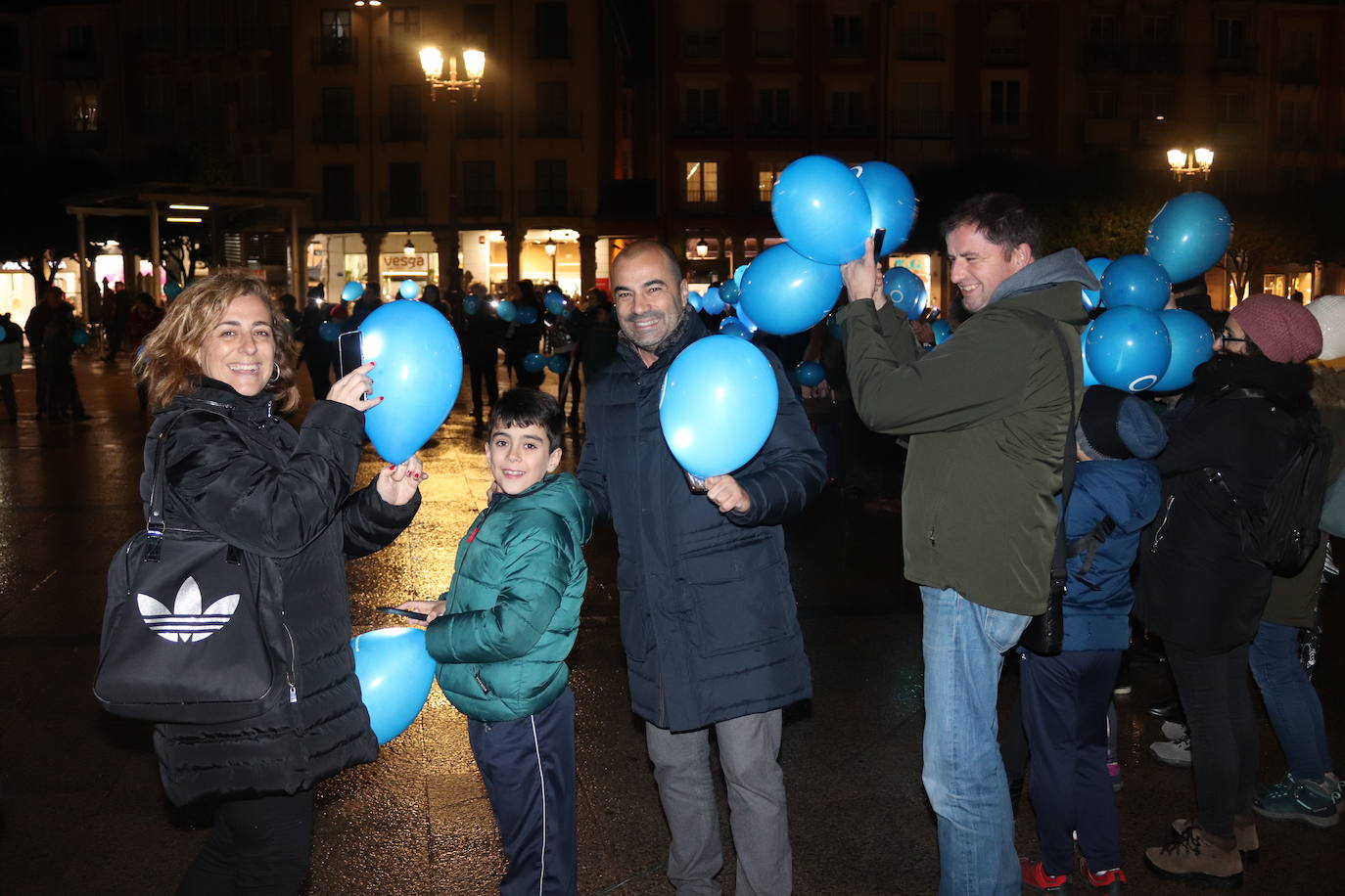 Decenas de personas se congregan en la Plaza Mayor para visibilizar una enfermedad que padecen 40.000 burgaleses.