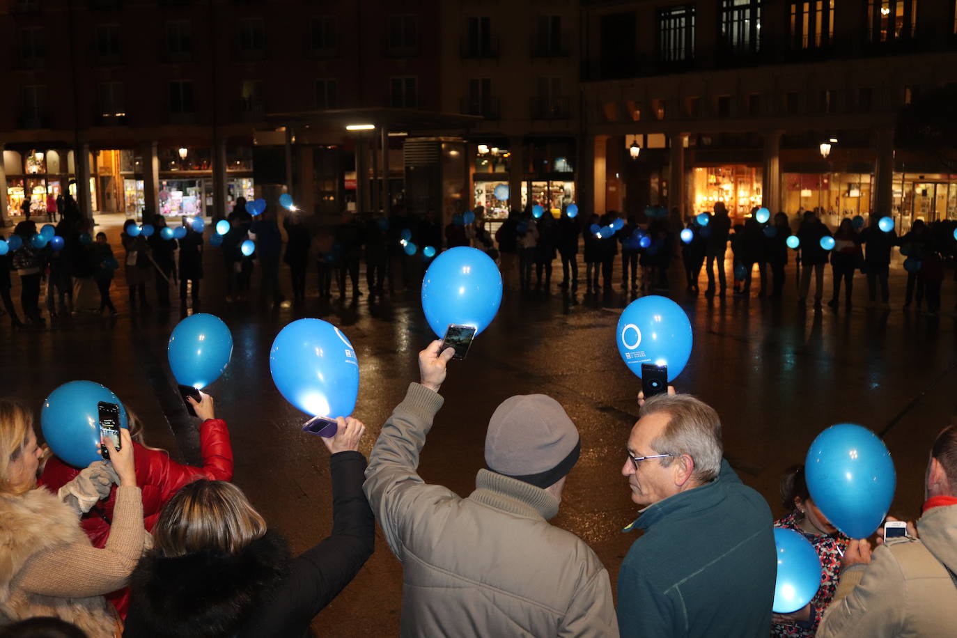 Decenas de personas se congregan en la Plaza Mayor para visibilizar una enfermedad que padecen 40.000 burgaleses.