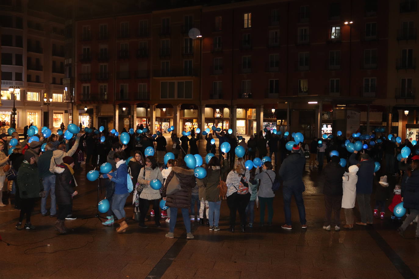 Decenas de personas se congregan en la Plaza Mayor para visibilizar una enfermedad que padecen 40.000 burgaleses.