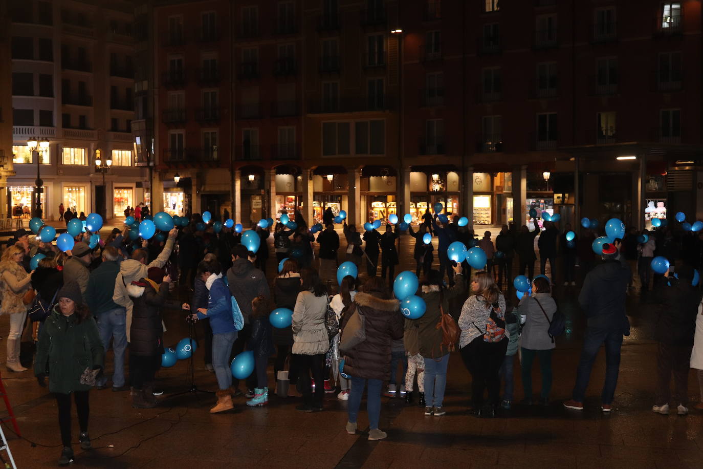 Decenas de personas se congregan en la Plaza Mayor para visibilizar una enfermedad que padecen 40.000 burgaleses.