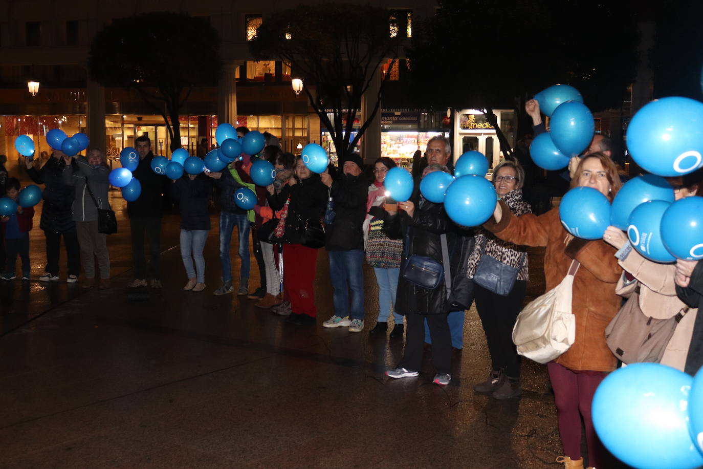 Decenas de personas se congregan en la Plaza Mayor para visibilizar una enfermedad que padecen 40.000 burgaleses.