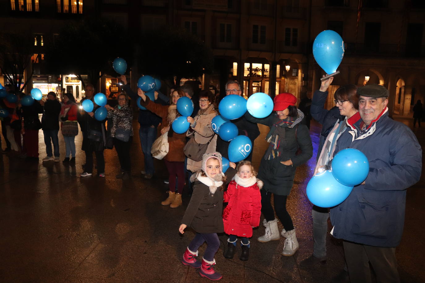 Decenas de personas se congregan en la Plaza Mayor para visibilizar una enfermedad que padecen 40.000 burgaleses.