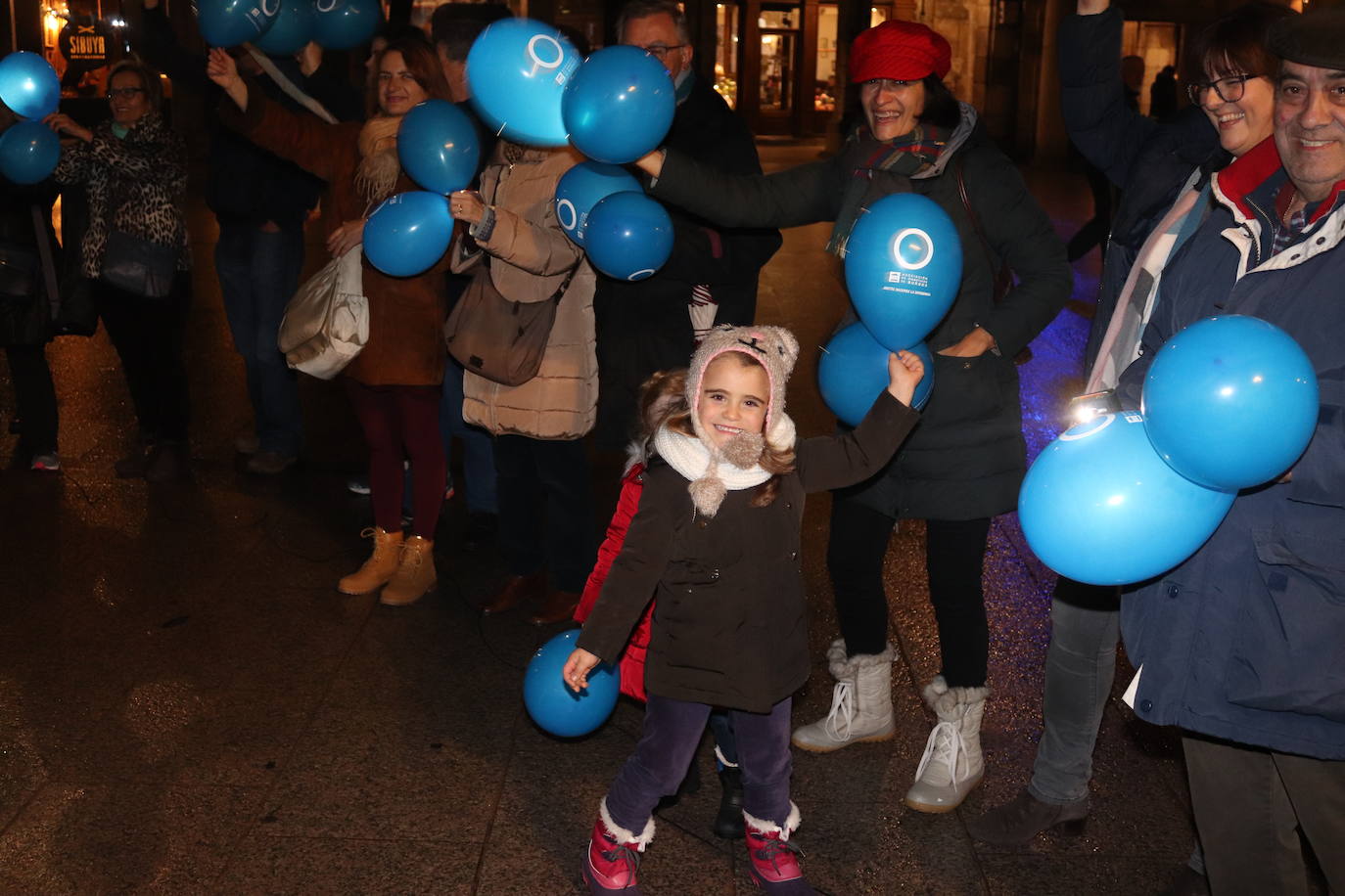 Decenas de personas se congregan en la Plaza Mayor para visibilizar una enfermedad que padecen 40.000 burgaleses.