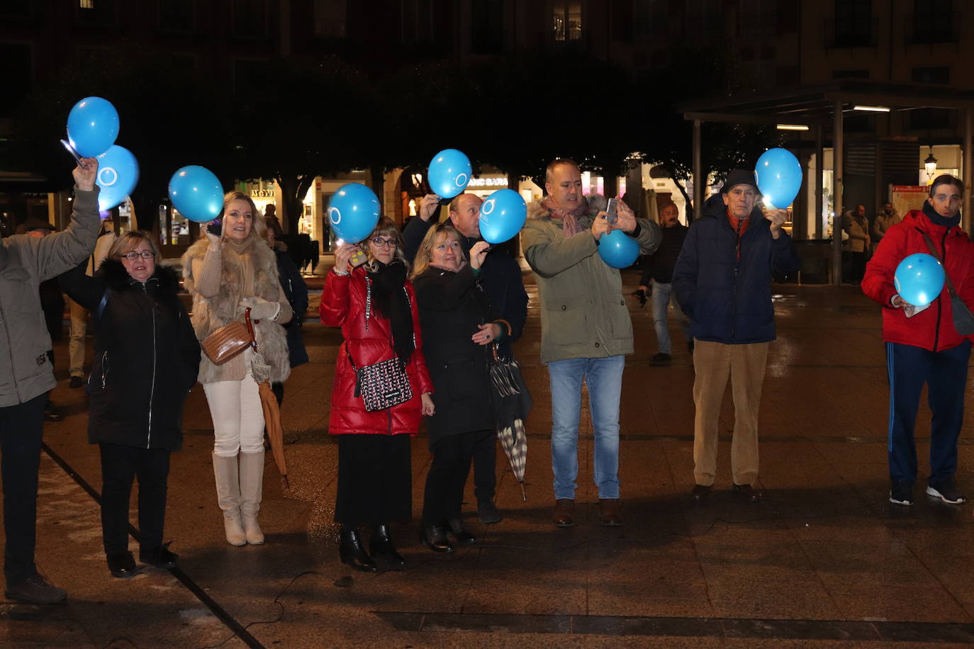 Decenas de personas se congregan en la Plaza Mayor para visibilizar una enfermedad que padecen 40.000 burgaleses.