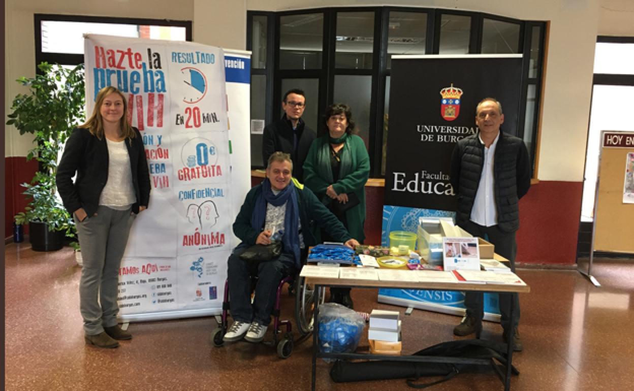 La mesa preparada en la Facultad de Educación para que los alumnos se realizasen la prueba del VIH . 