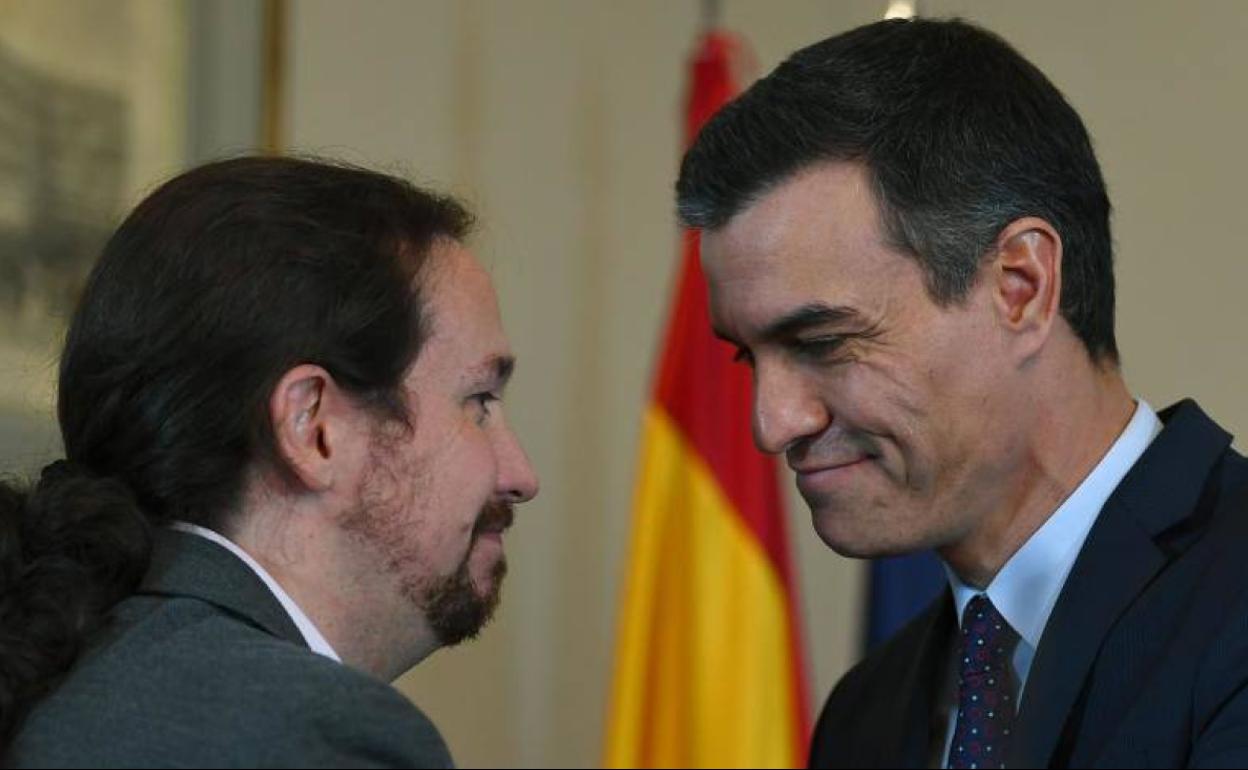 Pablo Iglesias y Pedro Sánchez, tras la firma del preacuerdo para un Gobierno de coalición.