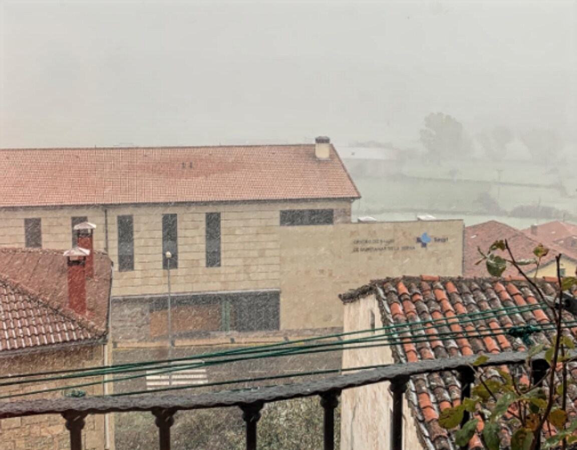 Fotos: La nieve empieza a caer en Burgos, que mantiene las alertas