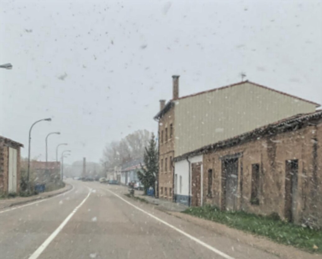 Fotos: La nieve empieza a caer en Burgos, que mantiene las alertas