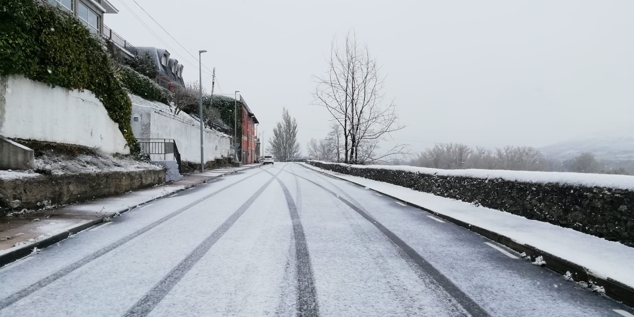 Fotos: La nieve empieza a caer en Burgos, que mantiene las alertas