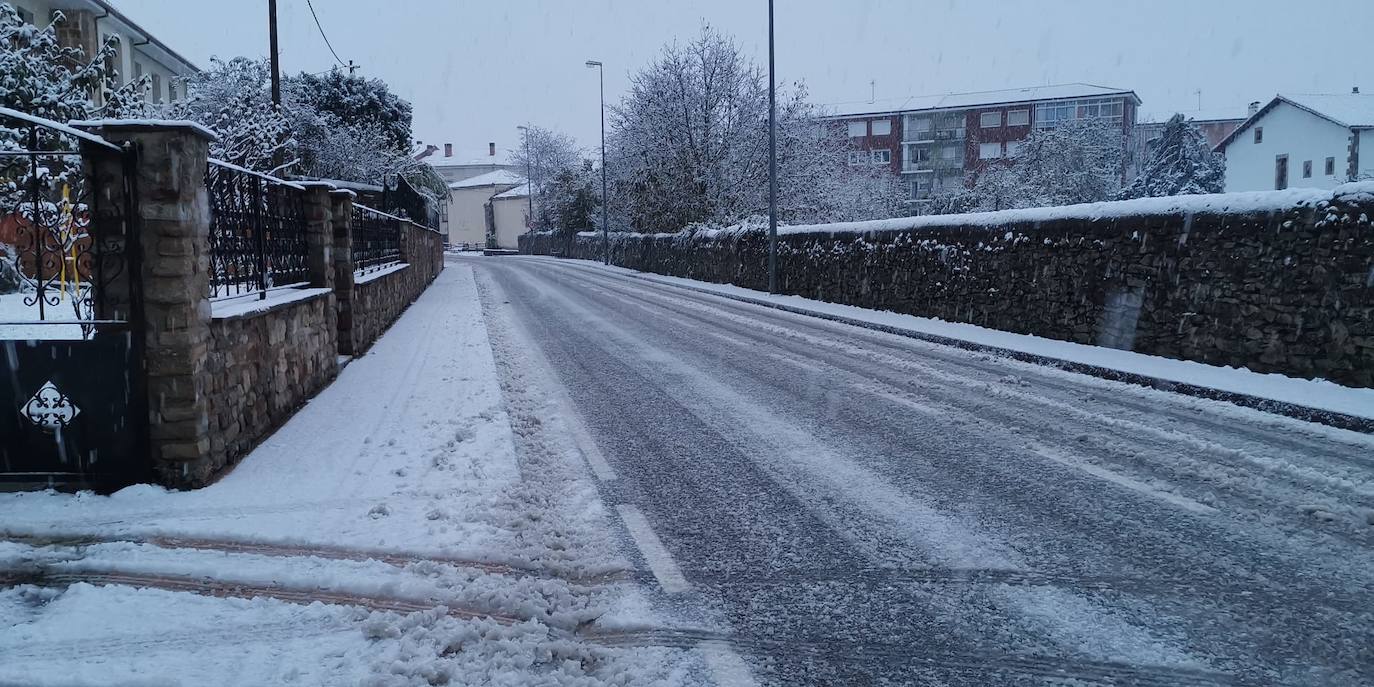 Fotos: La nieve empieza a caer en Burgos, que mantiene las alertas