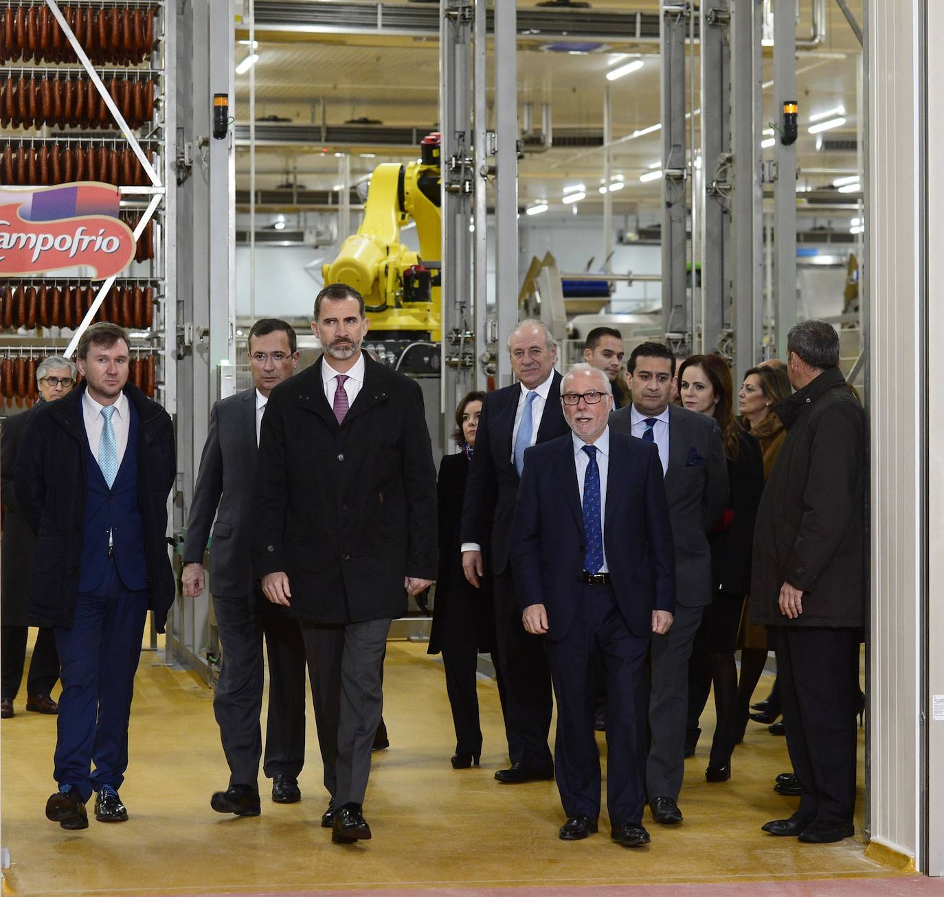 El rey Felipe VI visita las instalaciones de la nueva fábrica de Campofrío, acompañado por Benito Tapiador (CD), la vicepresidenta del Gobierno, Soraya Sáenz de Santamaría, el alcalde de Burgos, Javier Lacalle (I), y el presidente de Campofrío, Pedro Ballvé (C), entre otros. 