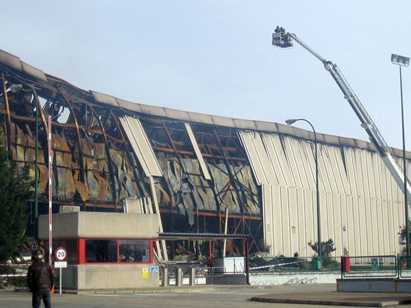 La antigua fábrica fue pasto de las llamas en apenas unas horas. 