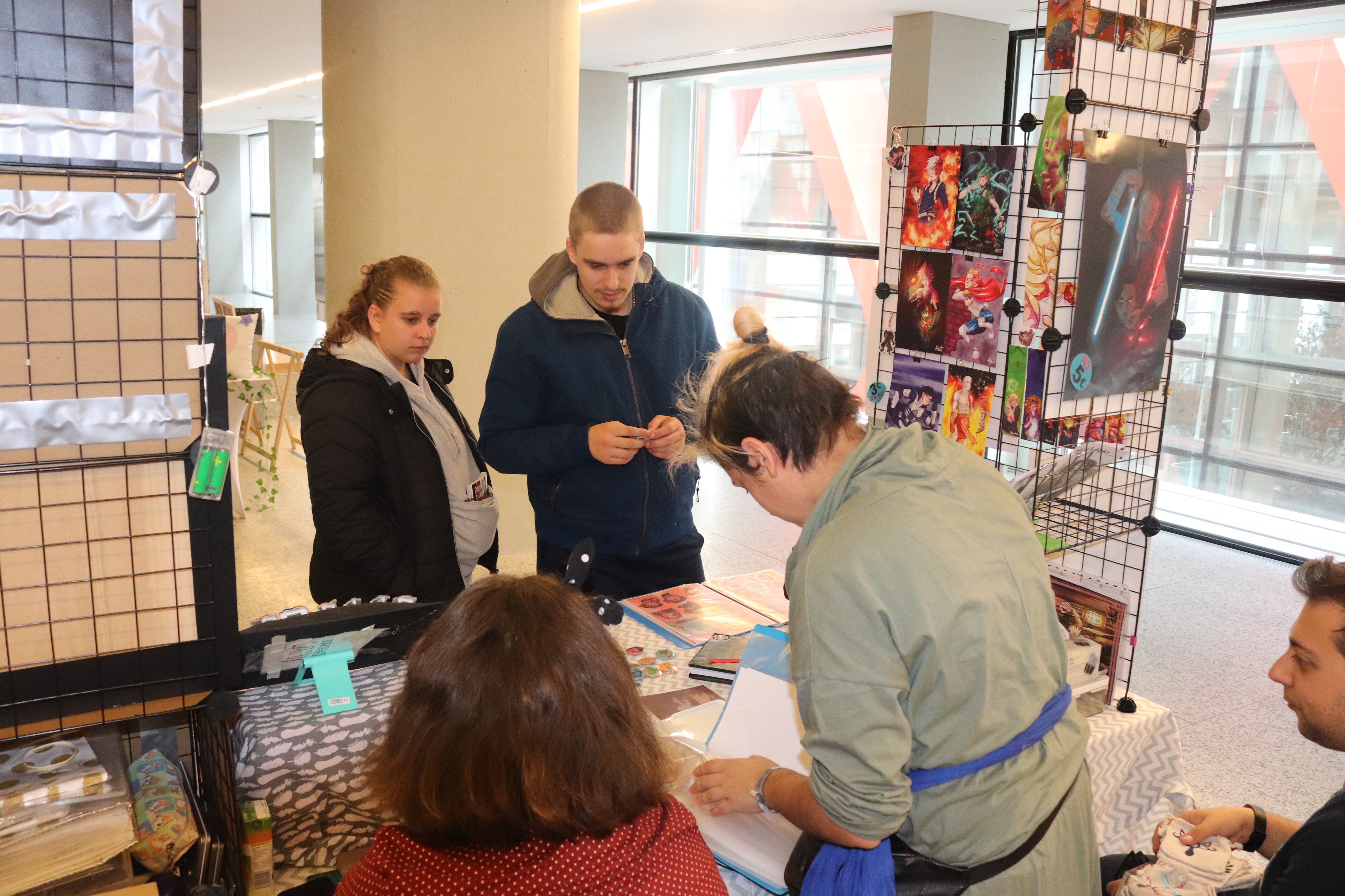 Centenares de aficionados se congregan en el Fórum de la Evolución para conocer las últimas novedades del manga, cómic y videojuegos.