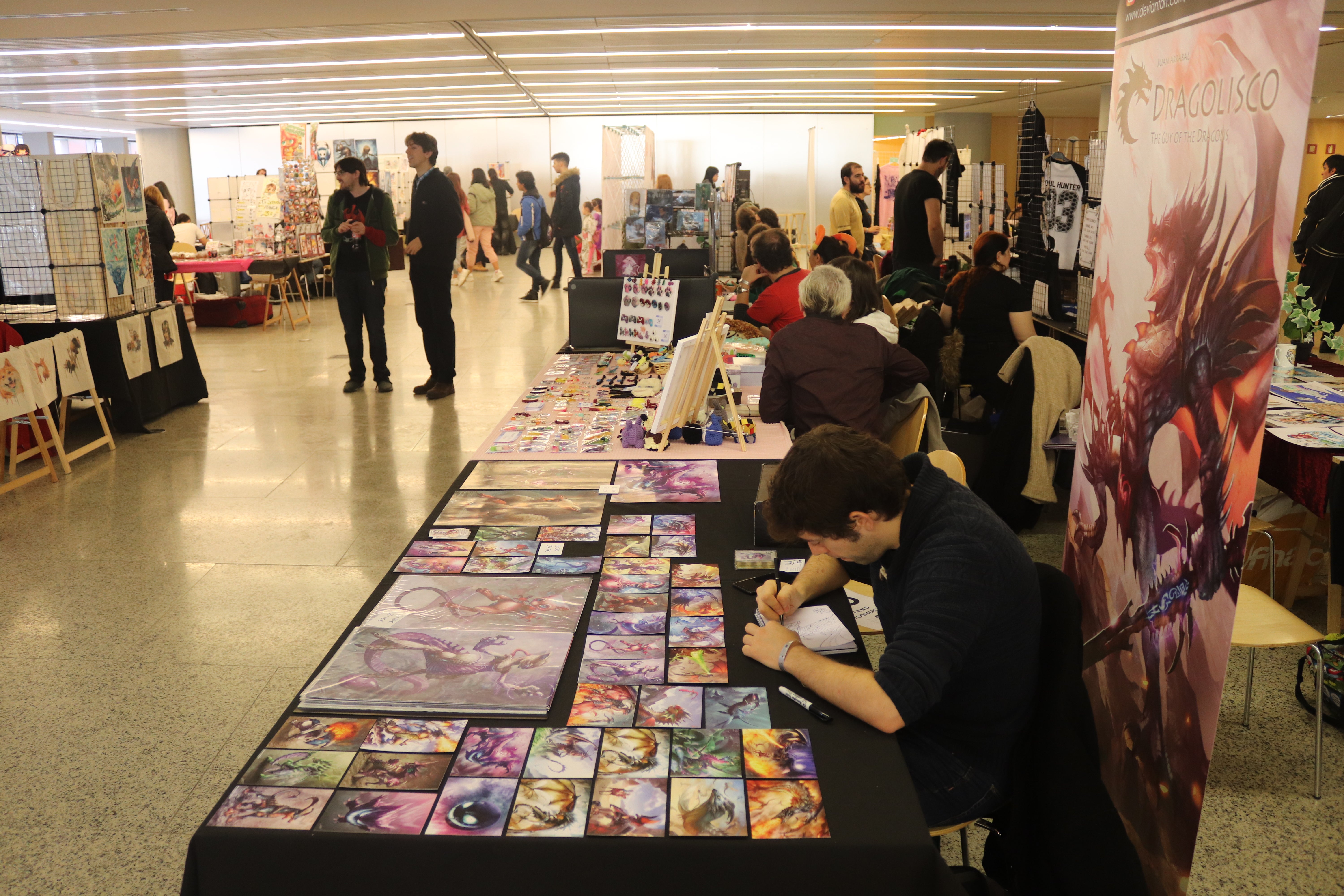 Centenares de aficionados se congregan en el Fórum de la Evolución para conocer las últimas novedades del manga, cómic y videojuegos.