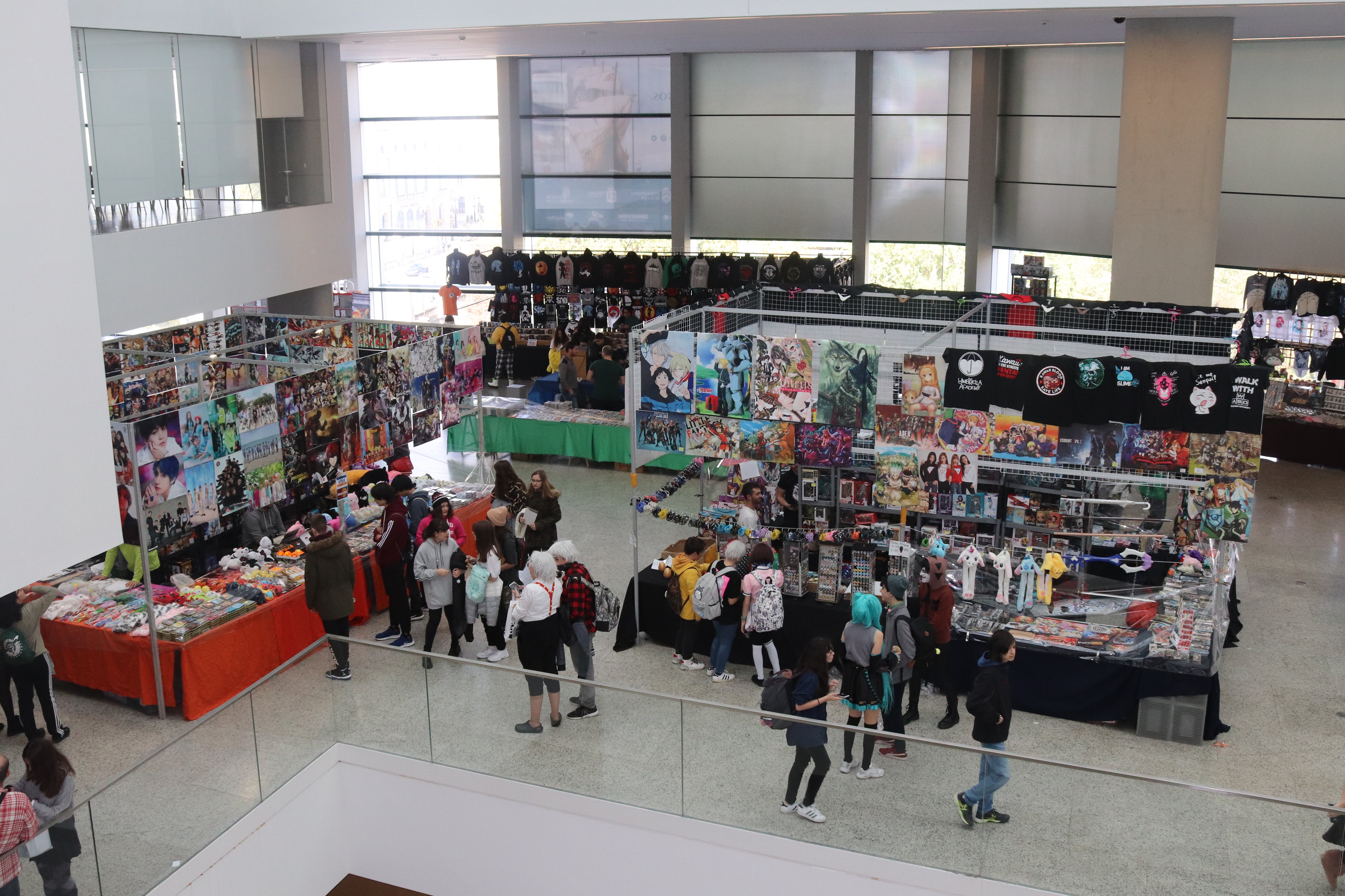 Centenares de aficionados se congregan en el Fórum de la Evolución para conocer las últimas novedades del manga, cómic y videojuegos.