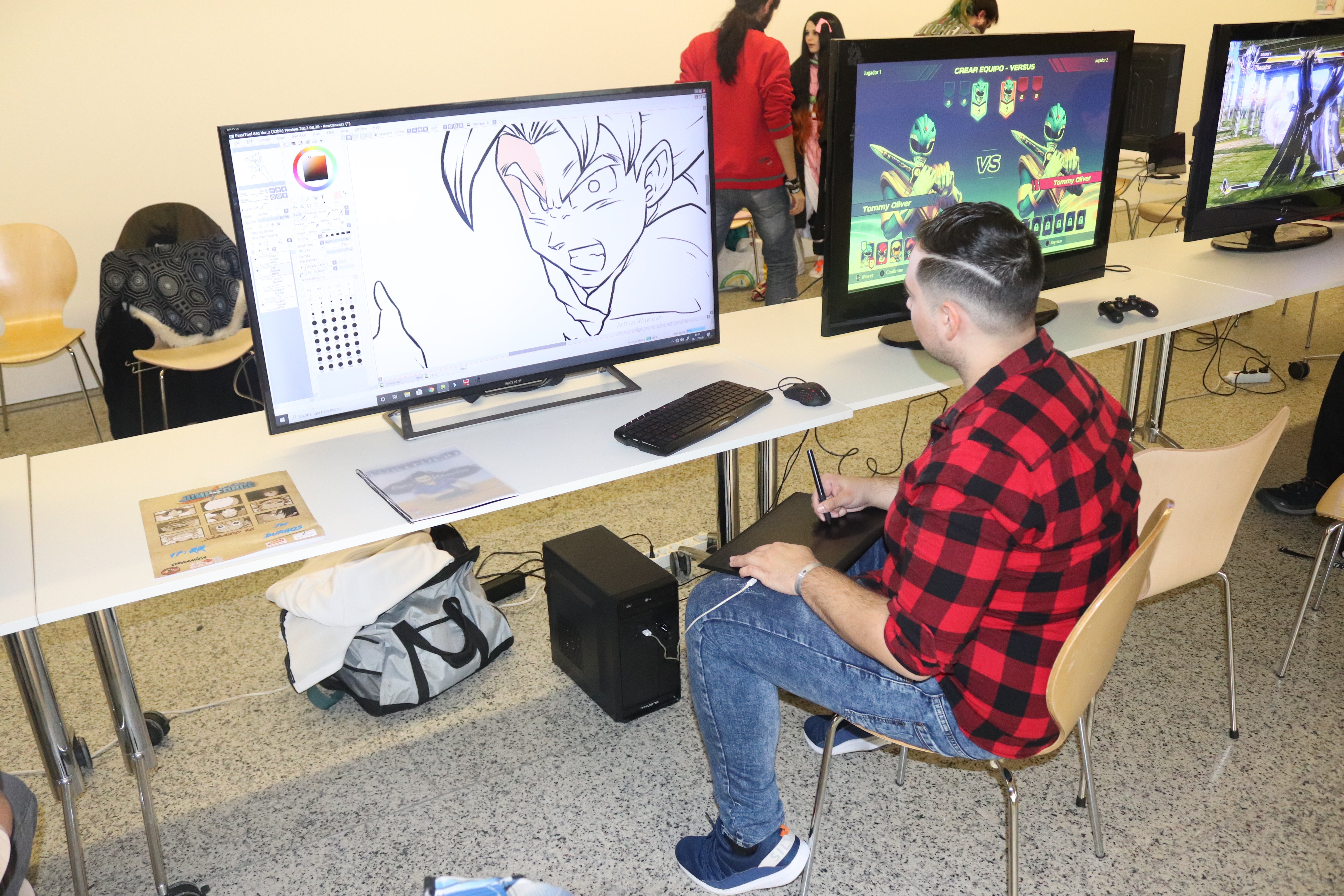 Centenares de aficionados se congregan en el Fórum de la Evolución para conocer las últimas novedades del manga, cómic y videojuegos.