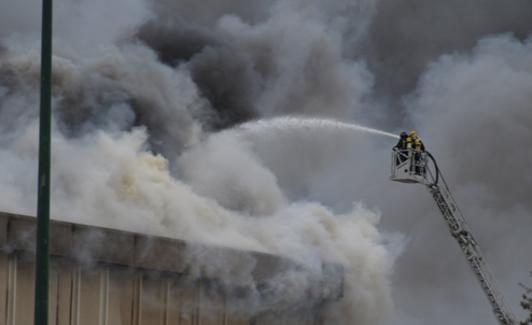 Los Bomberos pudieron hacer poco para salvar el edificio principal. 