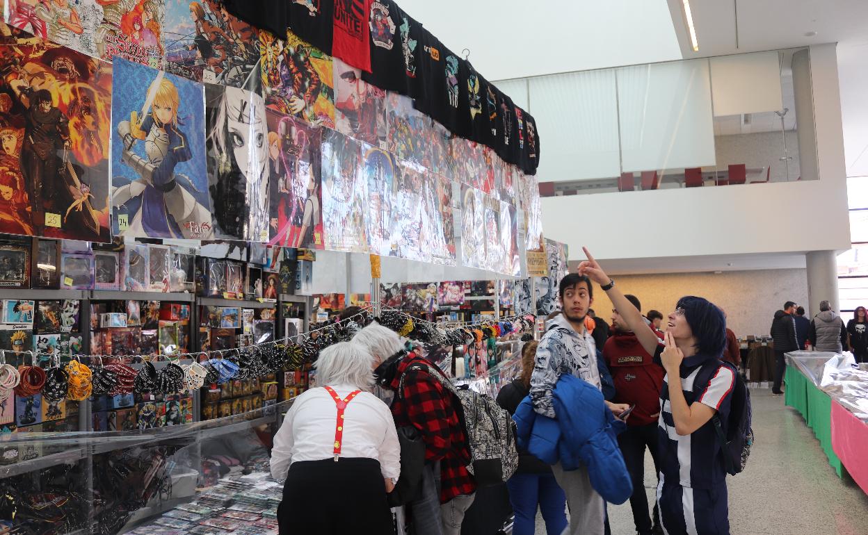 Un aficionado señala a uno de los carteles del 'Japan Weekend' en el Fórum de la Evolución.