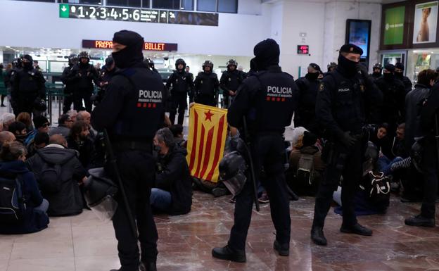 Los CDR protestan en el interior de la estación de Sants. 