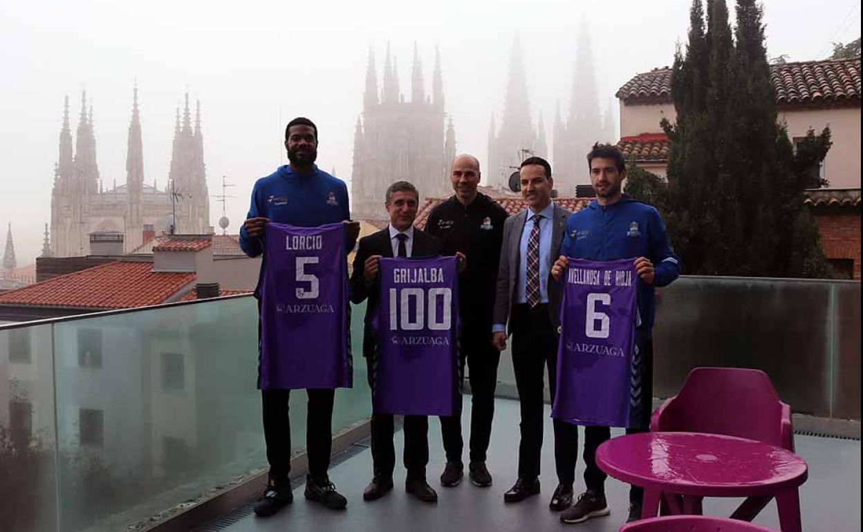 Los jugadores del San Pablo, Earl Clark y Bruno Fitipaldo, posan junto al entrenador, Joan Peñarroya, el presidente, Félix Sancho, y el director de Fundación Caja de Burgos, Rafael Barbero