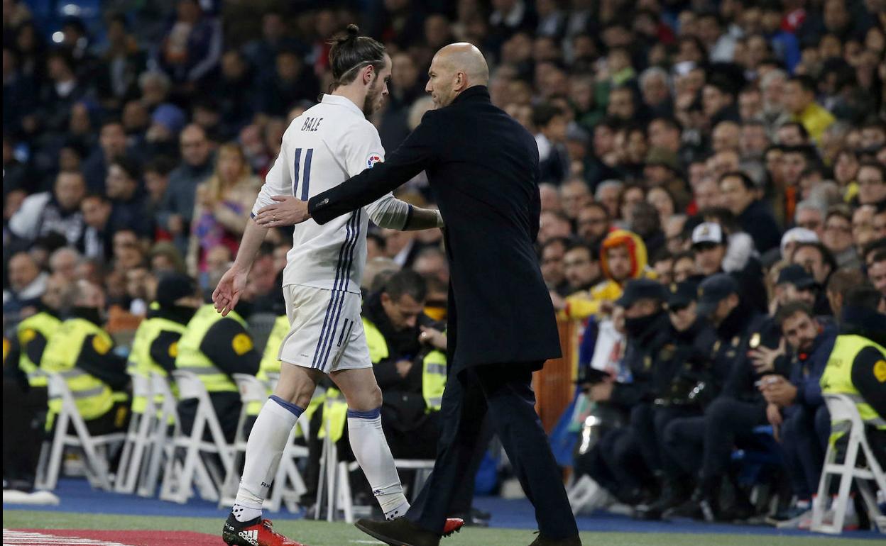 Bale saluda a Zidane durante un partido. 