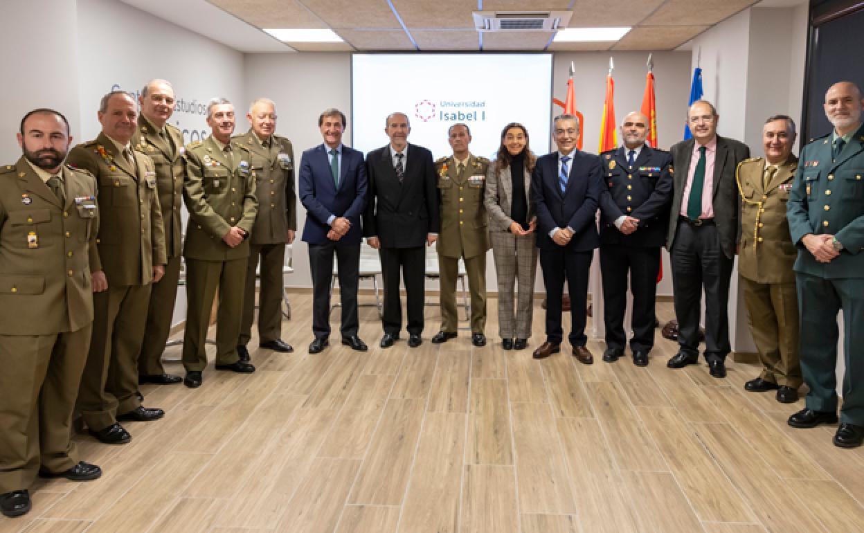 Foto de familia de todas las autoridades presentes en el homenaje a la Escuela Central de Educación Física. 