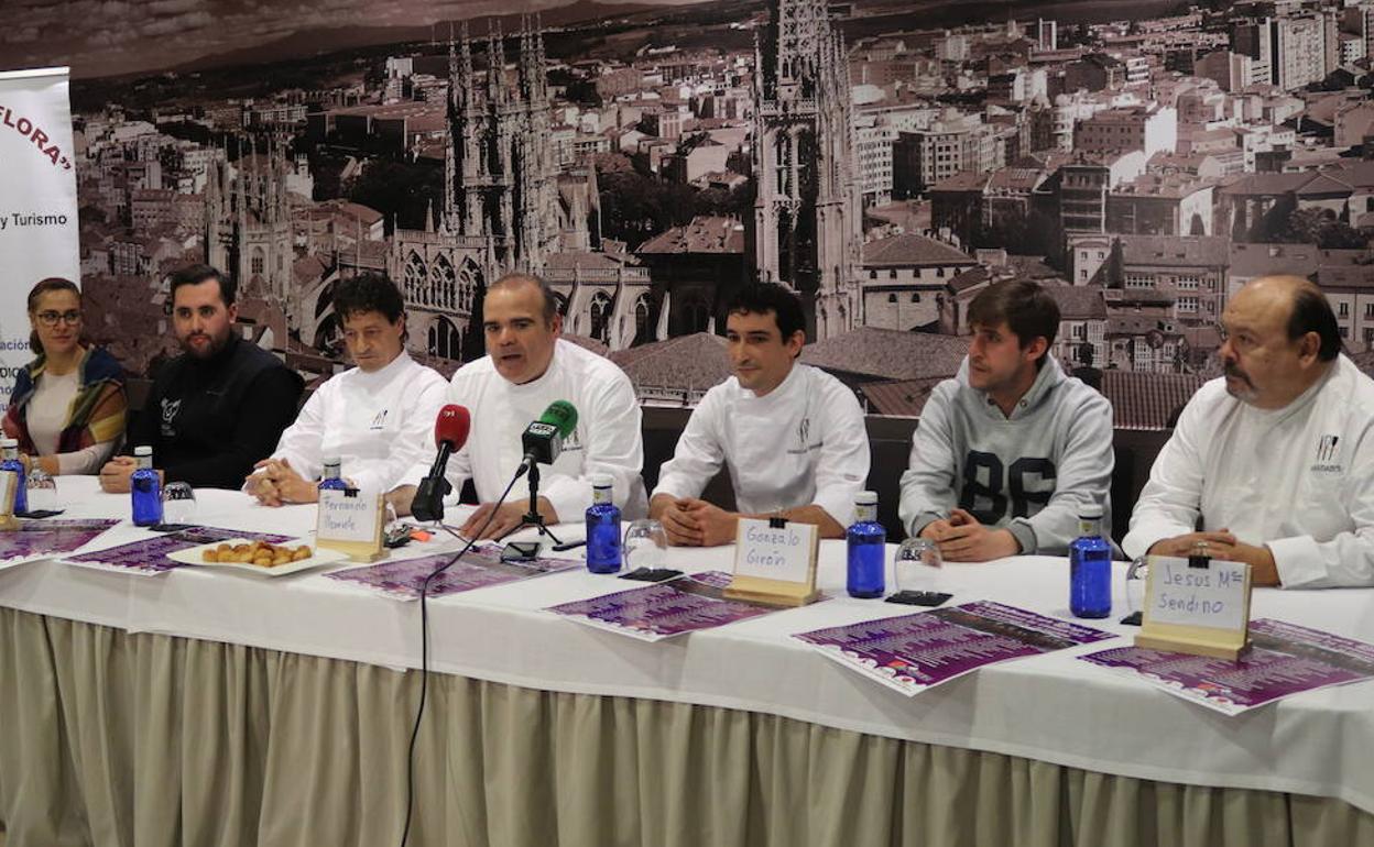 Fernando Llorente, en el centro, presenta la segunda edición de 'Croqueteando por Burgos' en la Escuela de Hostelería.