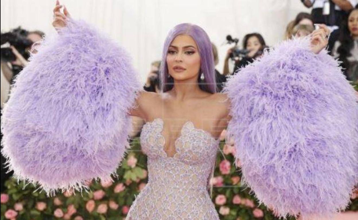 Kylie Jenner nada en dinero