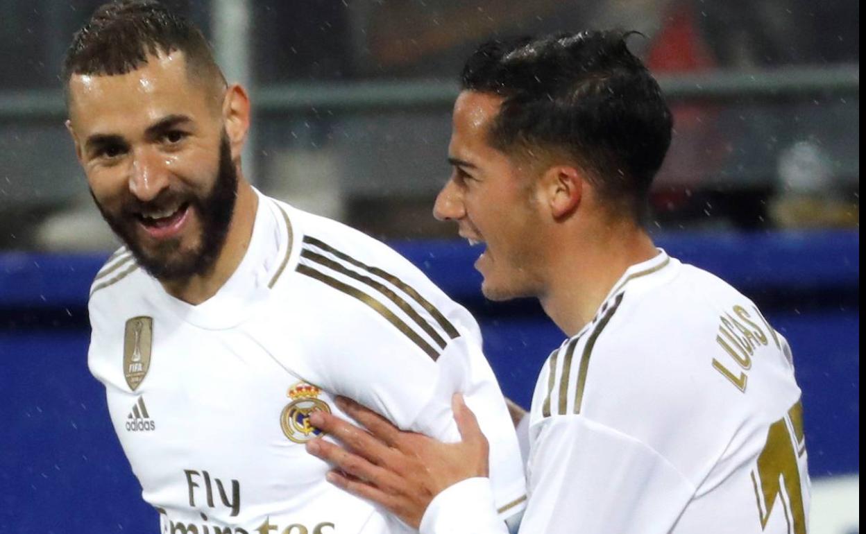 Lucas Vázquez, celebrando con Benzema uno de los goles del francés ante el Eibar. 