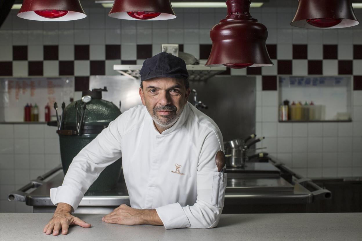 Jesús Sánchez, en su cocina del Cenador de Amós vacía tras el servicio de comida de ayer. 