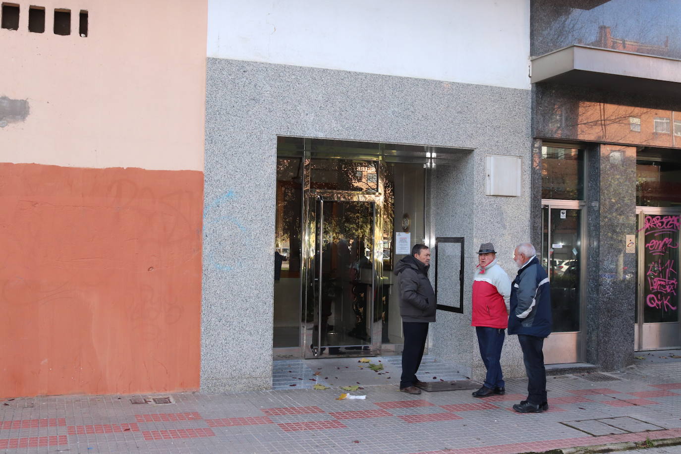 Así ha amanecido la calle Madre Isabel de Larrañaga tras conocer la noticia de la muerte de un menor después de recibir un disparo en la cabeza de manera accidental