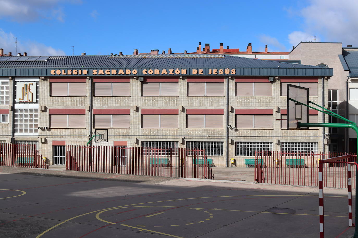 Así ha amanecido la calle Madre Isabel de Larrañaga tras conocer la noticia de la muerte de un menor después de recibir un disparo en la cabeza de manera accidental